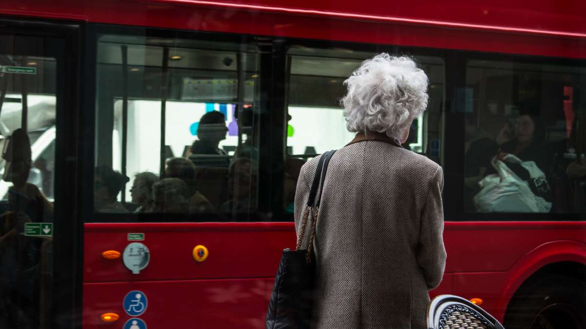 Personne âgée devant un autobus