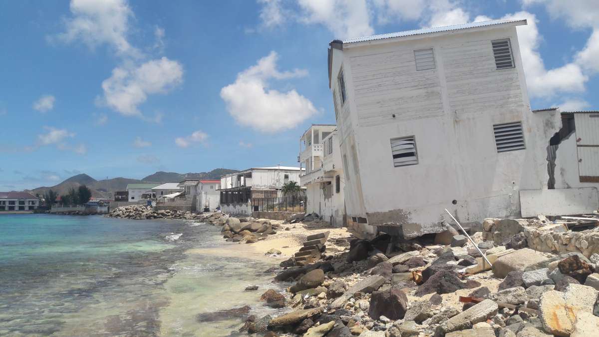 Saint-Martin, vue d'une maison aux fondations enlevées par la mer sur une plage