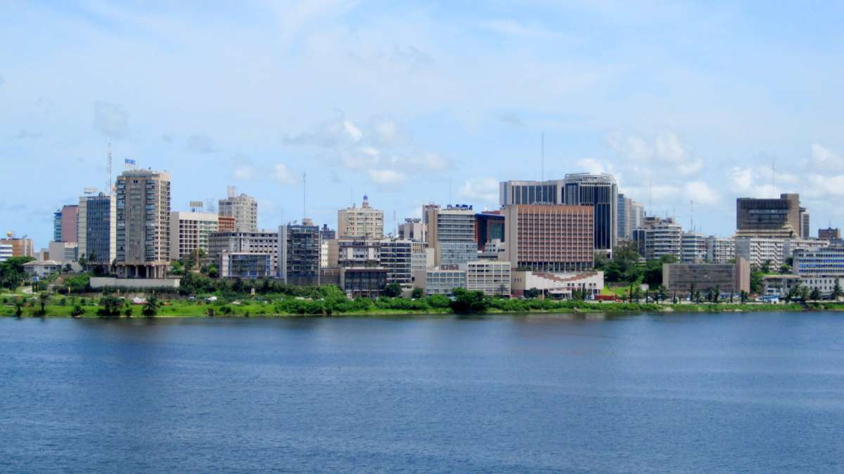 Vue d'Abidjan depuis la mer. Immeubles en arrière plan
