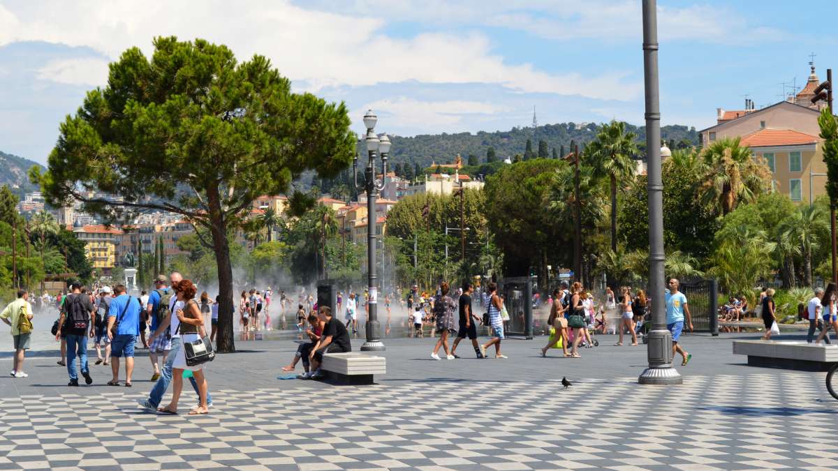 Piétons place Masséna à Nice
