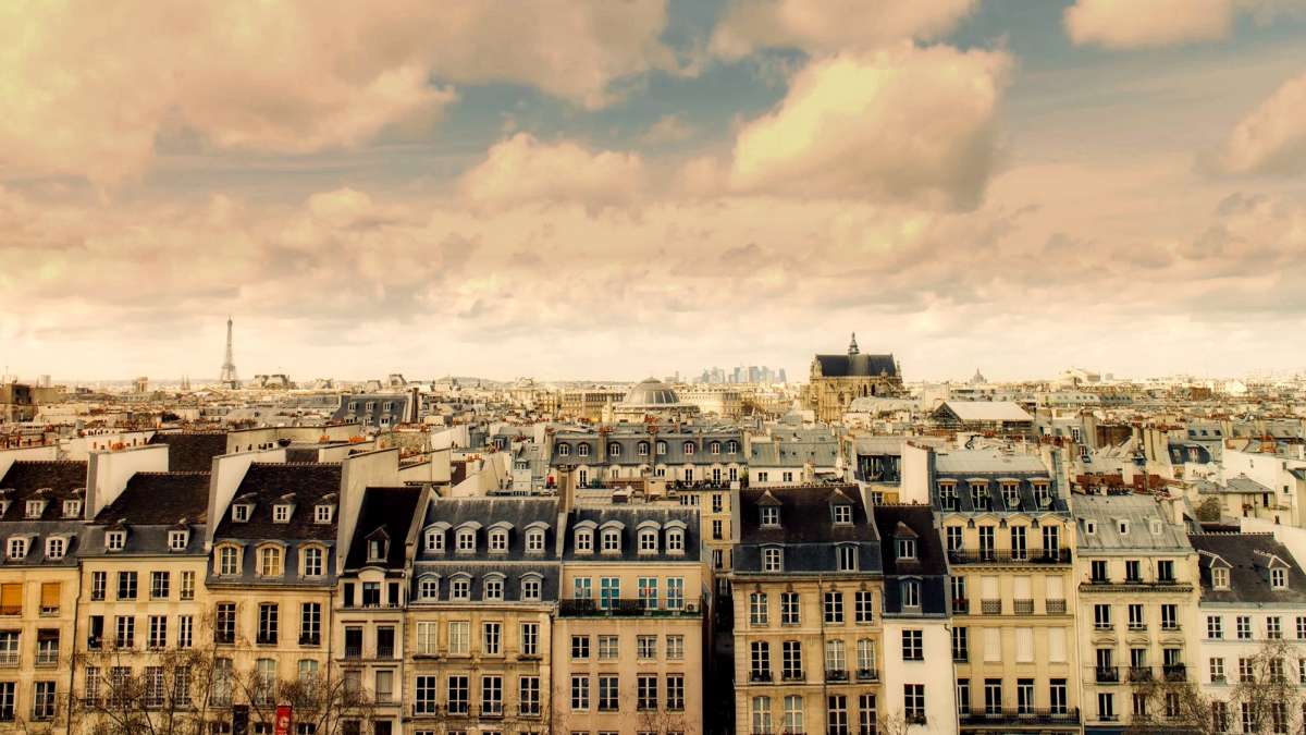 Vue de maisons à Paris avec du beau temps