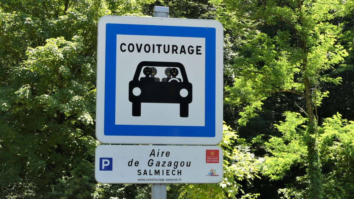 Panneau d'une aire de covoiturage en Aveyron