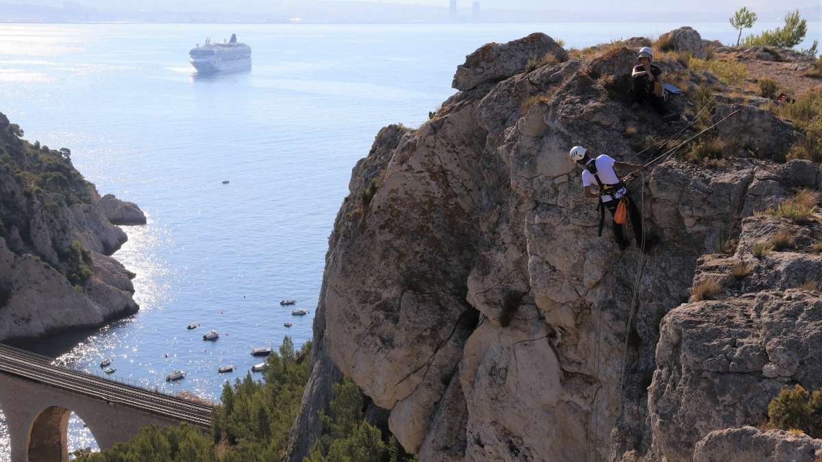 Cordistes du Cerema en intervention sur la côte Bleue près de Marseille