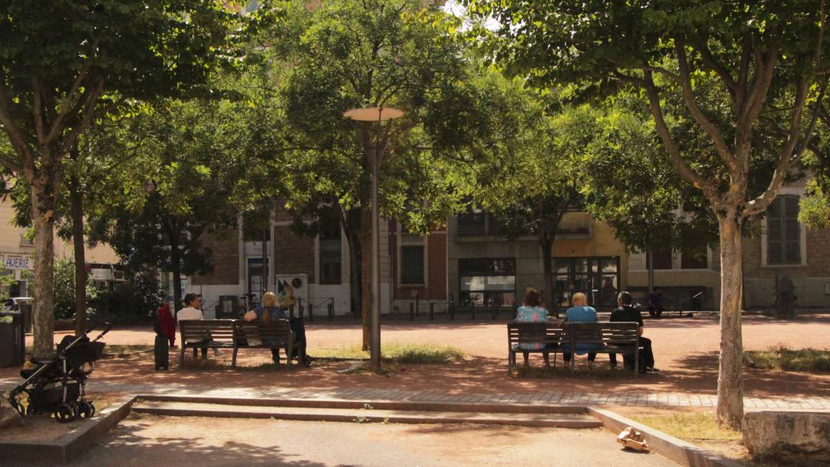 Bans autour d'une place ombragée par des arbres à Lyon
