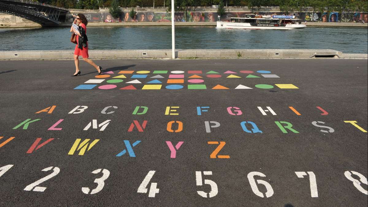Lettres et chiffres peints en couleur sur le bitume des quais de Seine en 2013