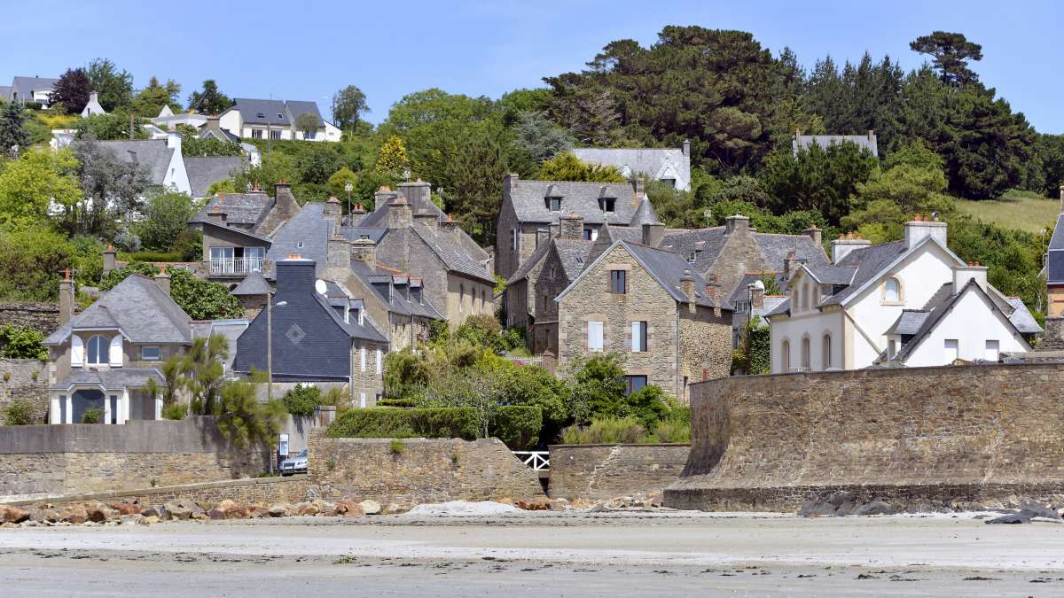 Maisons en granit face à la mer à Saint-Michel en grève dans Lannion tregor Communauté