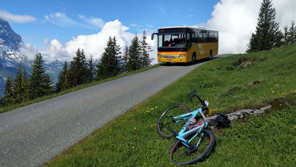 Bus et vélo en zone peu dense
