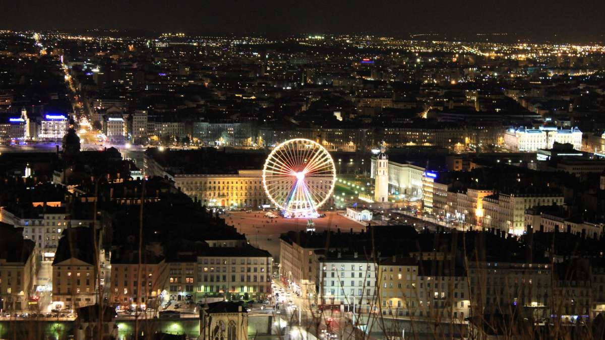 vue de Lyon de nuit avec les lumières du centre ville