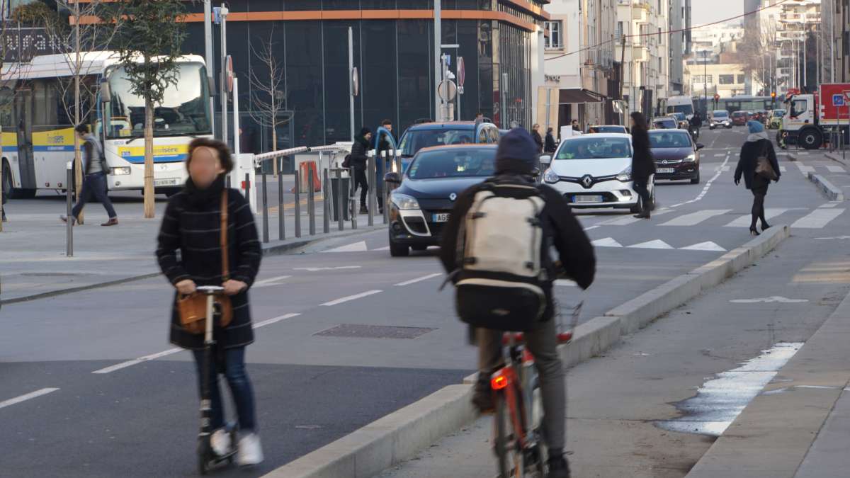 Rue, piste cyclable et passage pour piétons à Lyon.