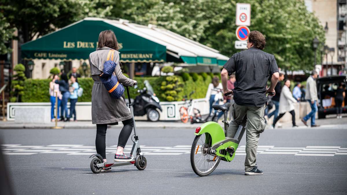 Personnes à vélo et en trottinette à Paris 