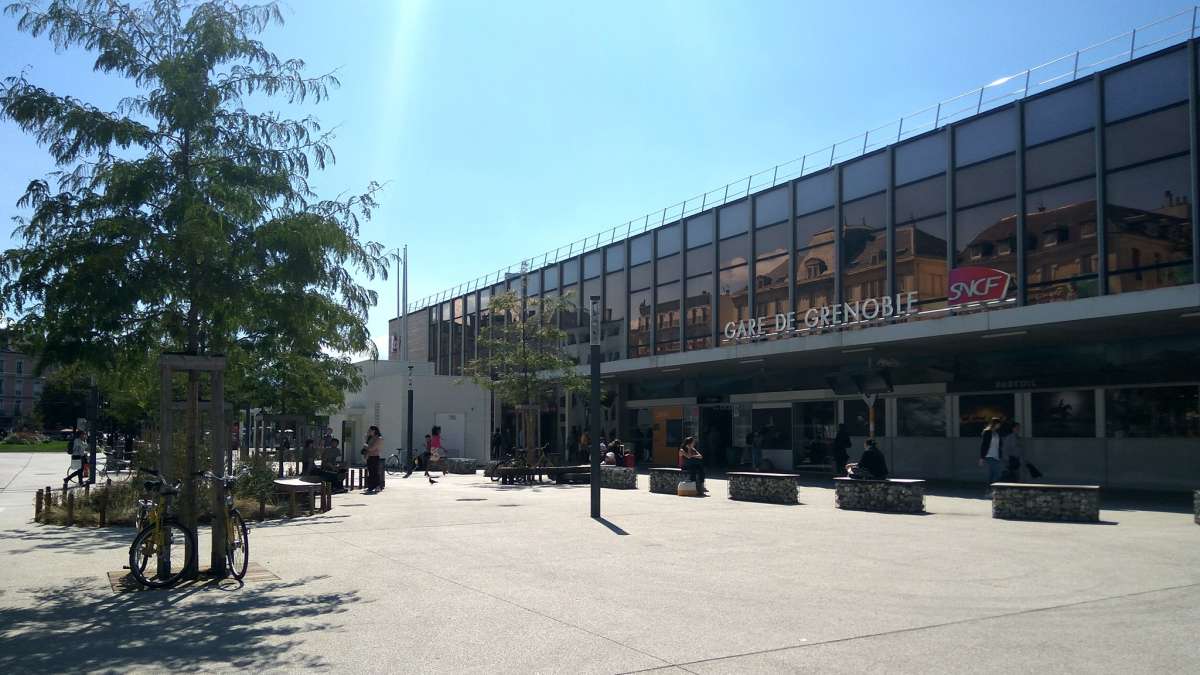 Gare de Grenoble rénovée avec sa façade en verre 