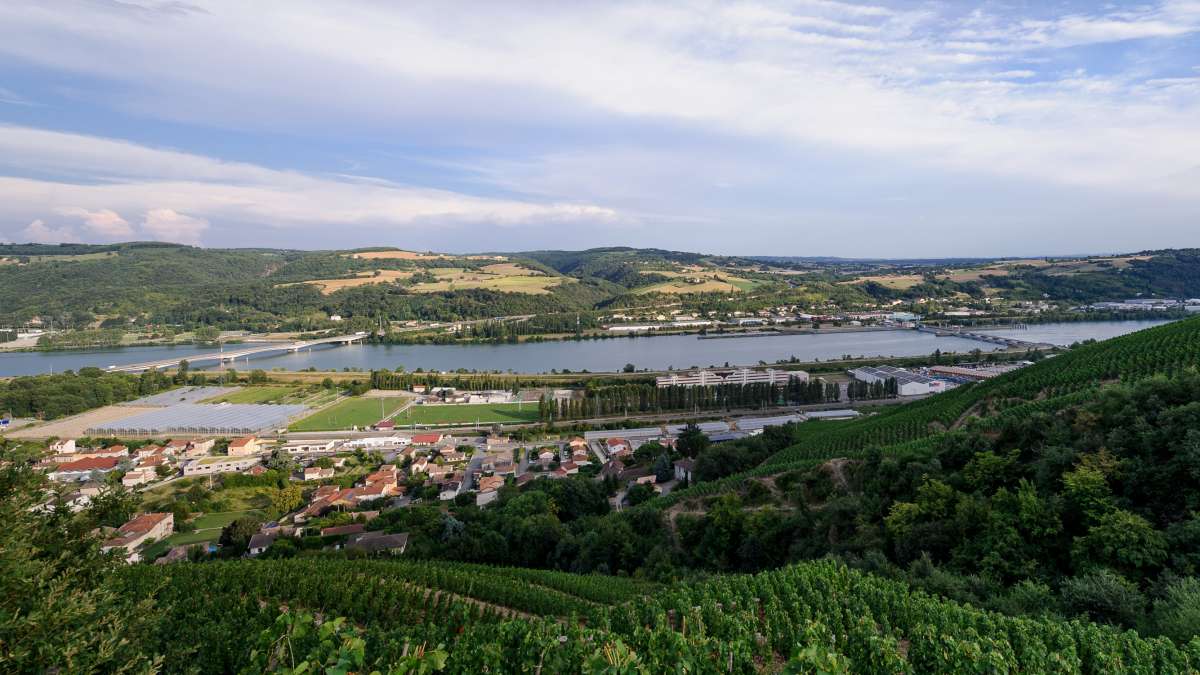 Paysage de collines autour du Rhône avec un village