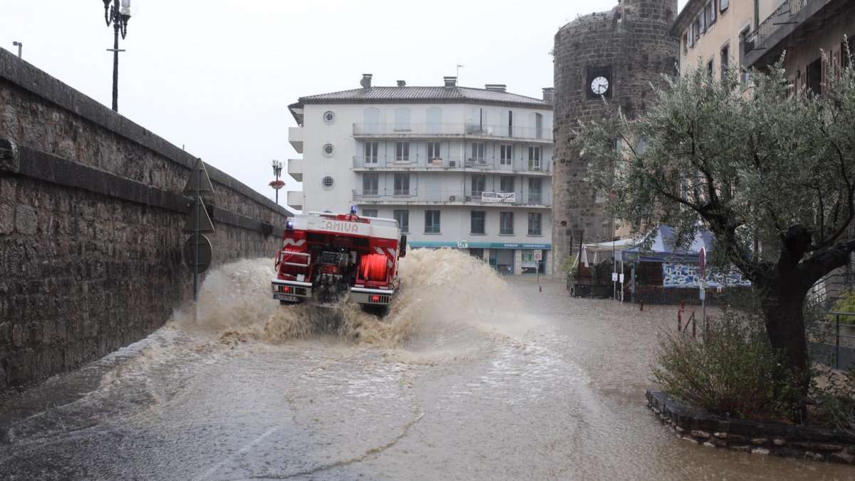 Inondation dans un centre-ville du gard Vue d'un camion de pompiers