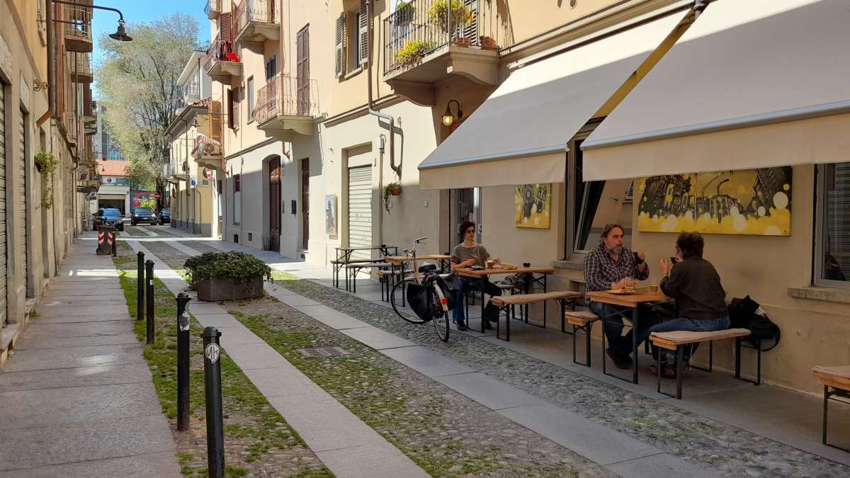 Vue d'une rue à trafic limité en Italie, bloquée et piétonnisée, avec un terrasse