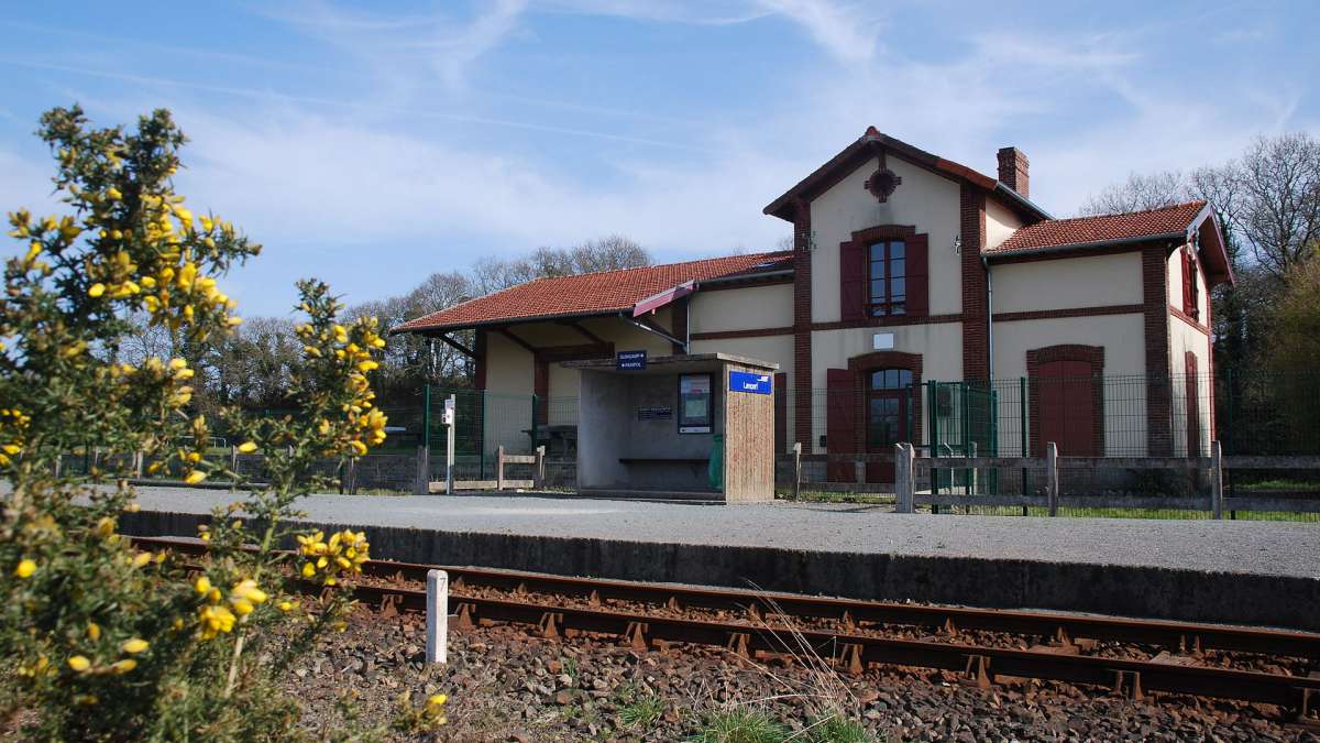Petite gare de Lancerf en Bretagne avec une seule voie