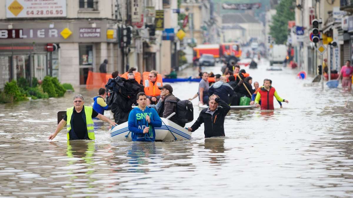 evacuation of the flooded city centre of Nemours, Photo credit: Arnaud Bouissou / Terra
