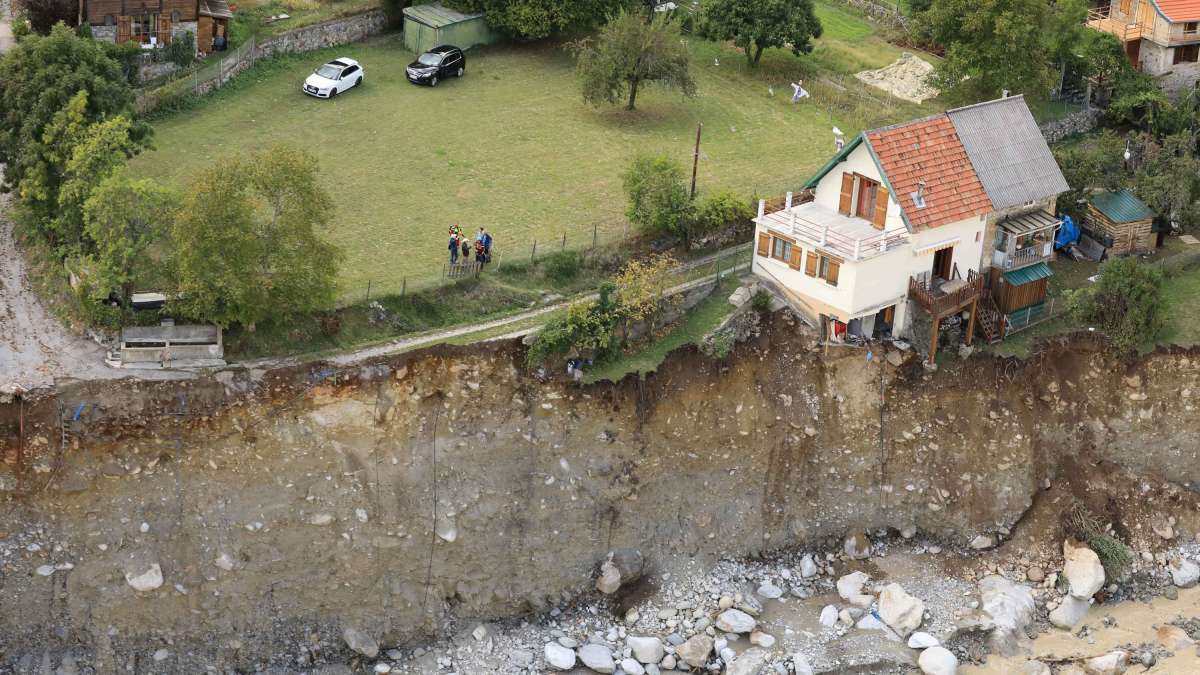 Maison avec un terrain  à moitié effondré en sous-sol suite à un glissement de terrain