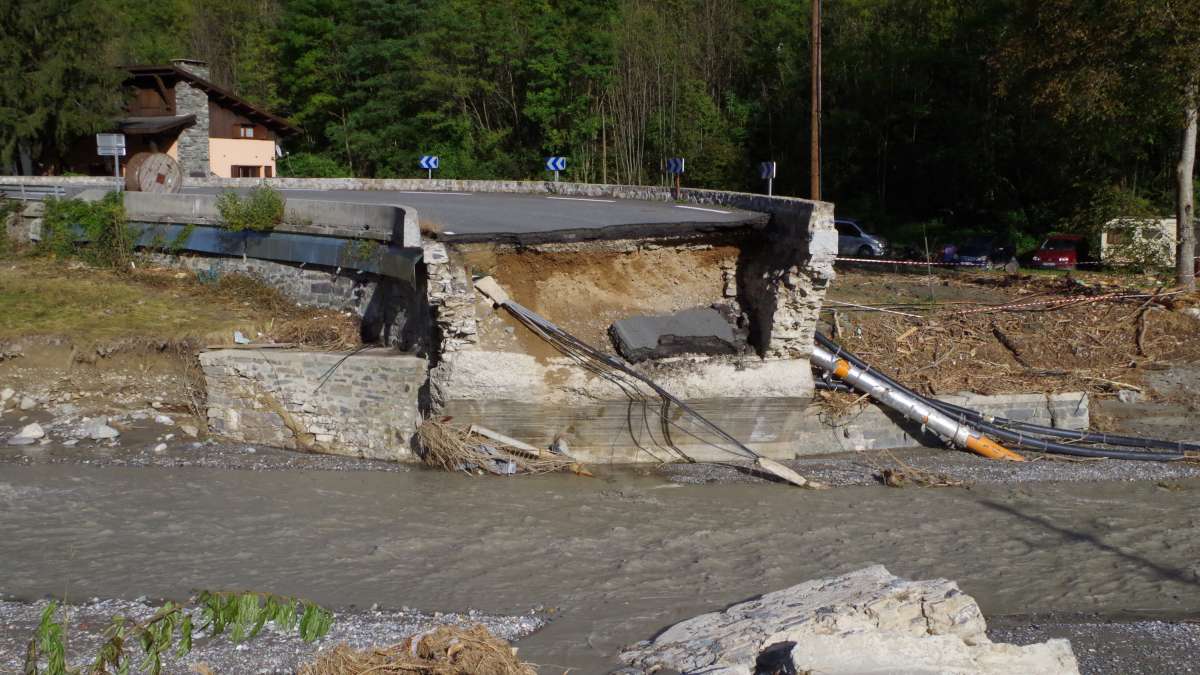 Pont en maçonnerie coupé suite à une crue dans la vallée de la Royal