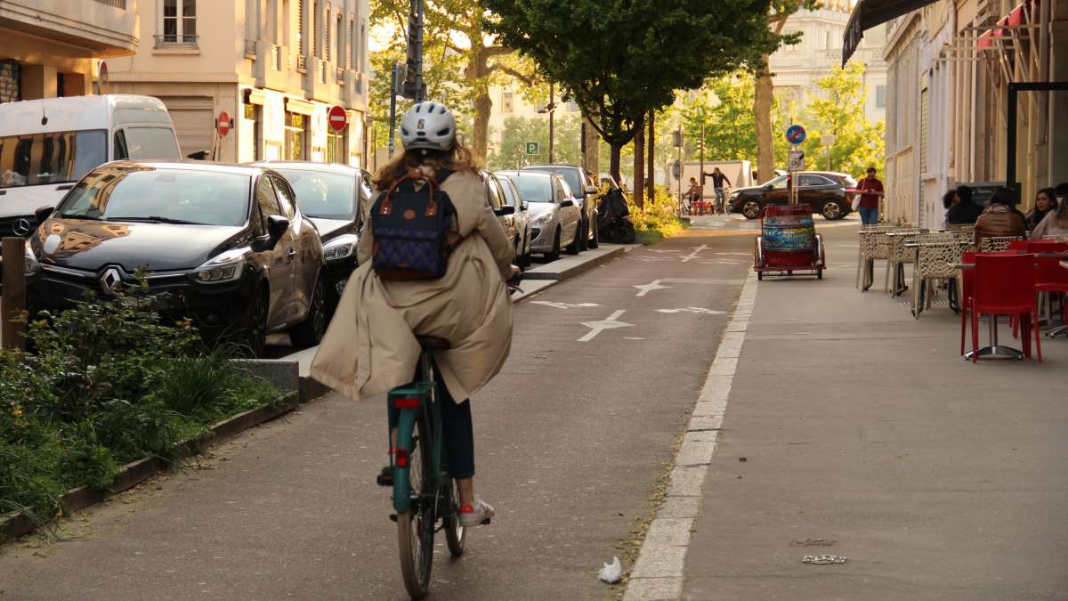 Piste cyclable avec un vélo à Lyon