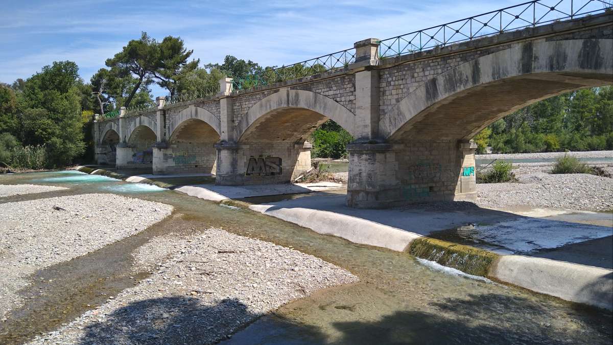 Vue de l'un des sites prioritaires (pont sur une rivière en étiage)