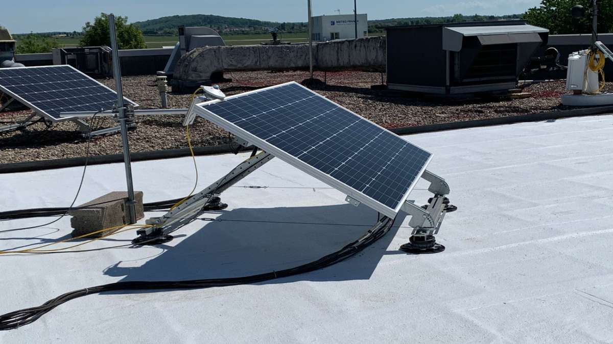 Performances des panneaux photovoltaïques : l’équipe de recherche TEAM collabore avec la société Cool Roof France, lauréate CeremaLab