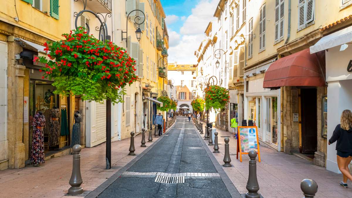 Rue piétonne et commerçante à Arles 