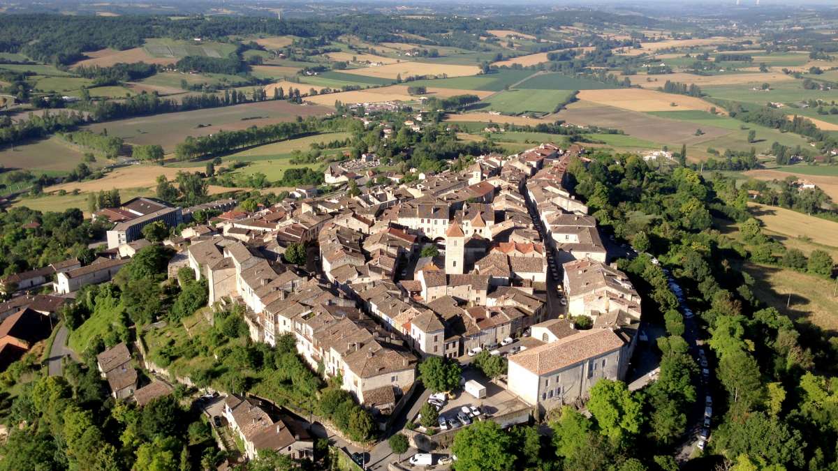 Village en vue aérienne (village médiéval sur une colline)