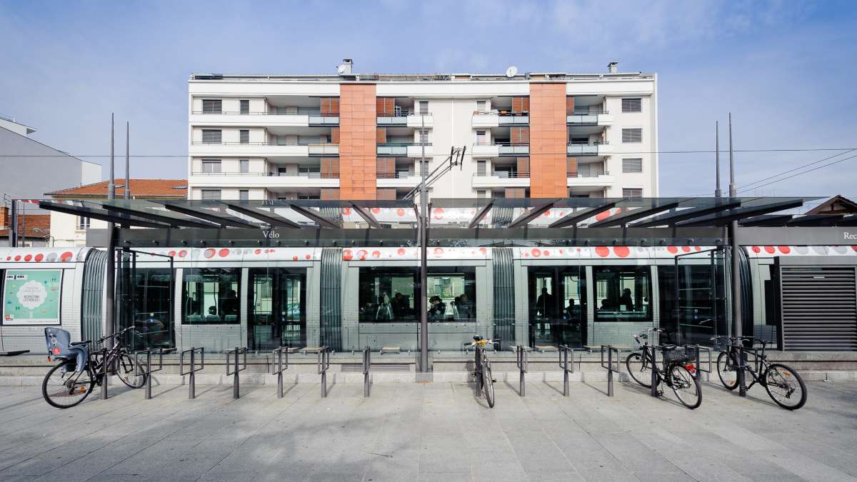 tram et vélos à une station à Lyon 