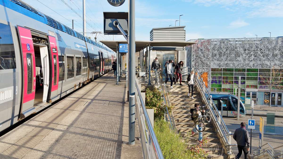 Train et tramway en région parisienne