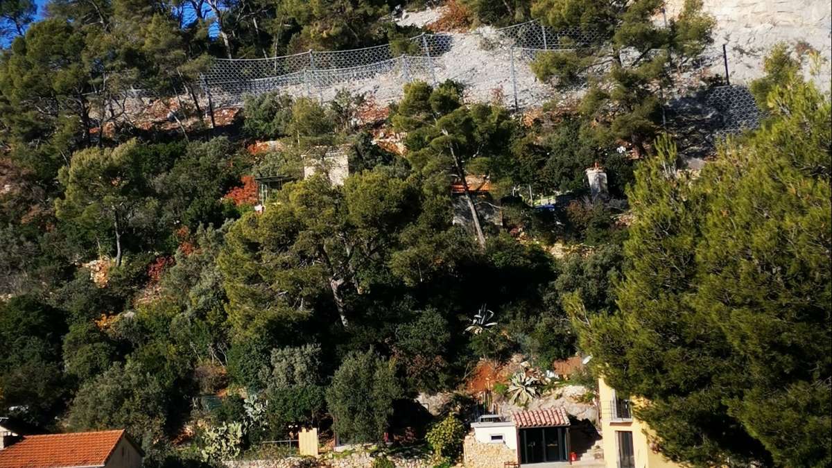 Filets pare-blocs au-dessus d'habitations à Toulon