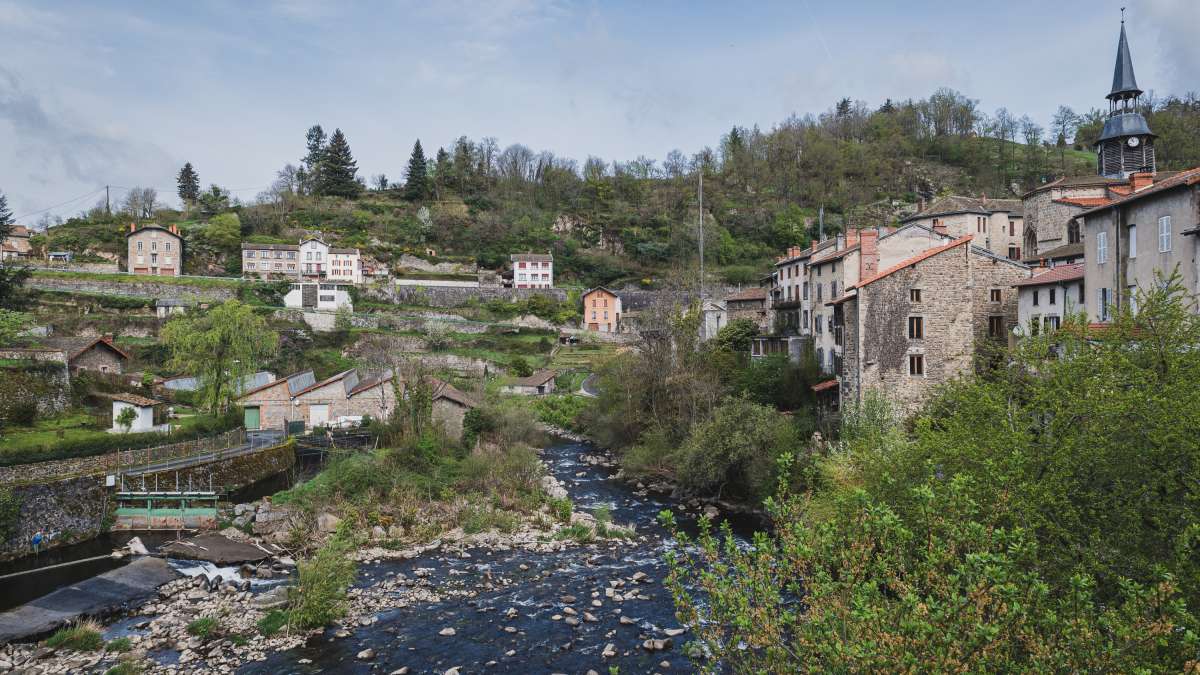 Rivière passant à Olliergues, en Auvergne, Petite ville de demain