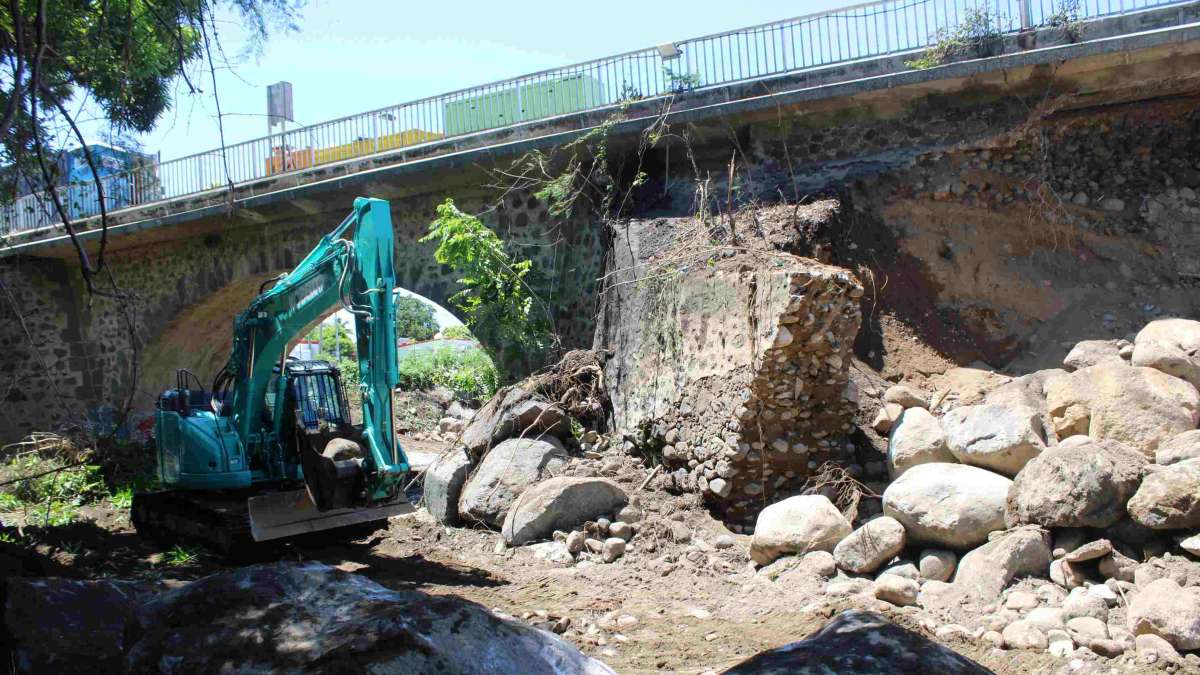 Réparation du lit d'une rivière encombré de boue et rochers