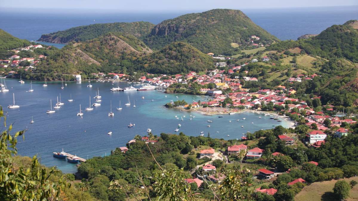 Iles Saintes en Guadeloupe, vue du littoral avec des habitations
