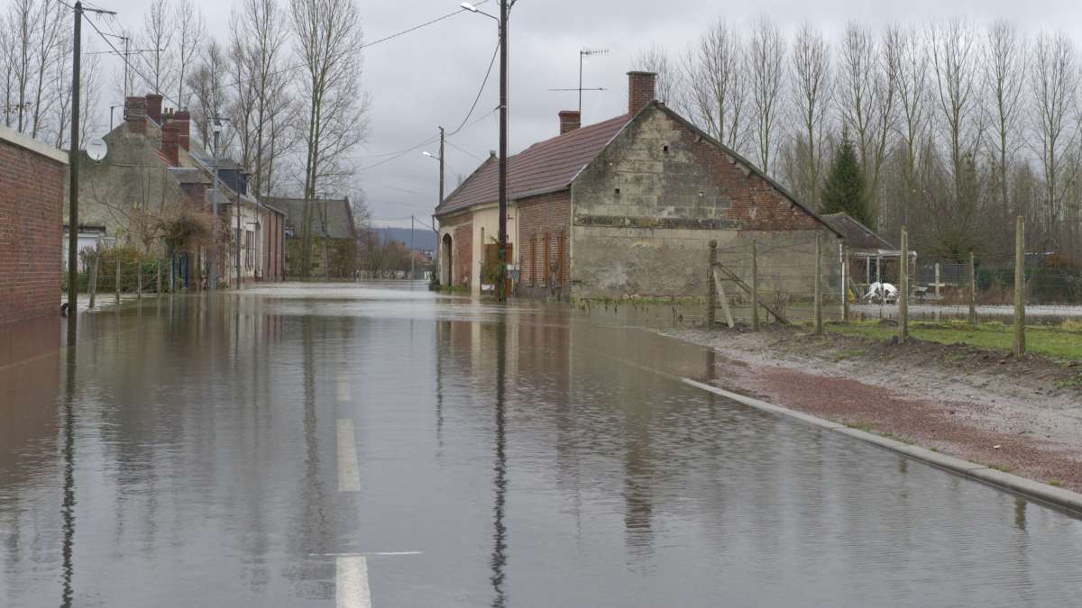 rue d'un village du Nord inondée