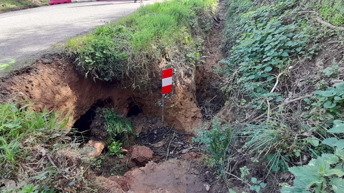 Vue de l'affouillement sous la route