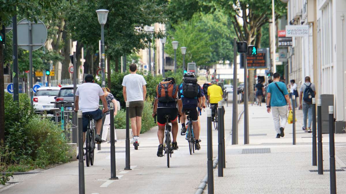 Cyclistes et piétons sur voirie réservée