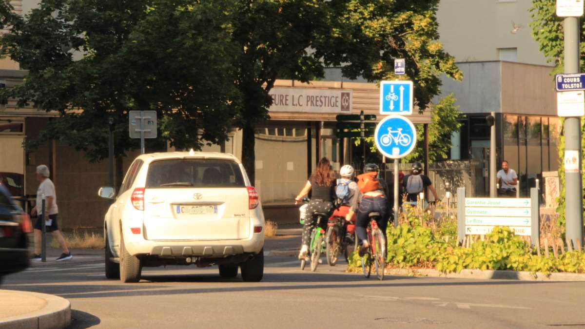Cyclistes sur un rond-point en ville