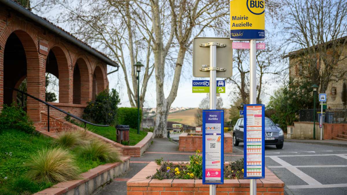 Arrêt de bus à Auzielle