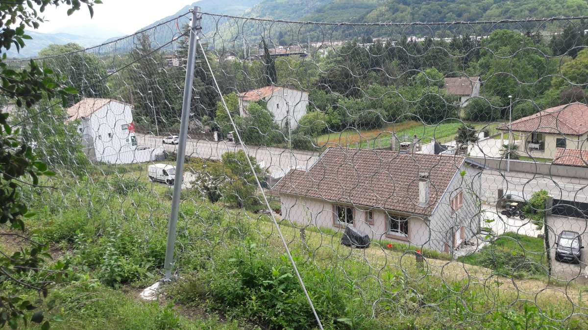 Une zone d'habitation sécurisée par des écrans de filets à Foix, dans l’Ariège