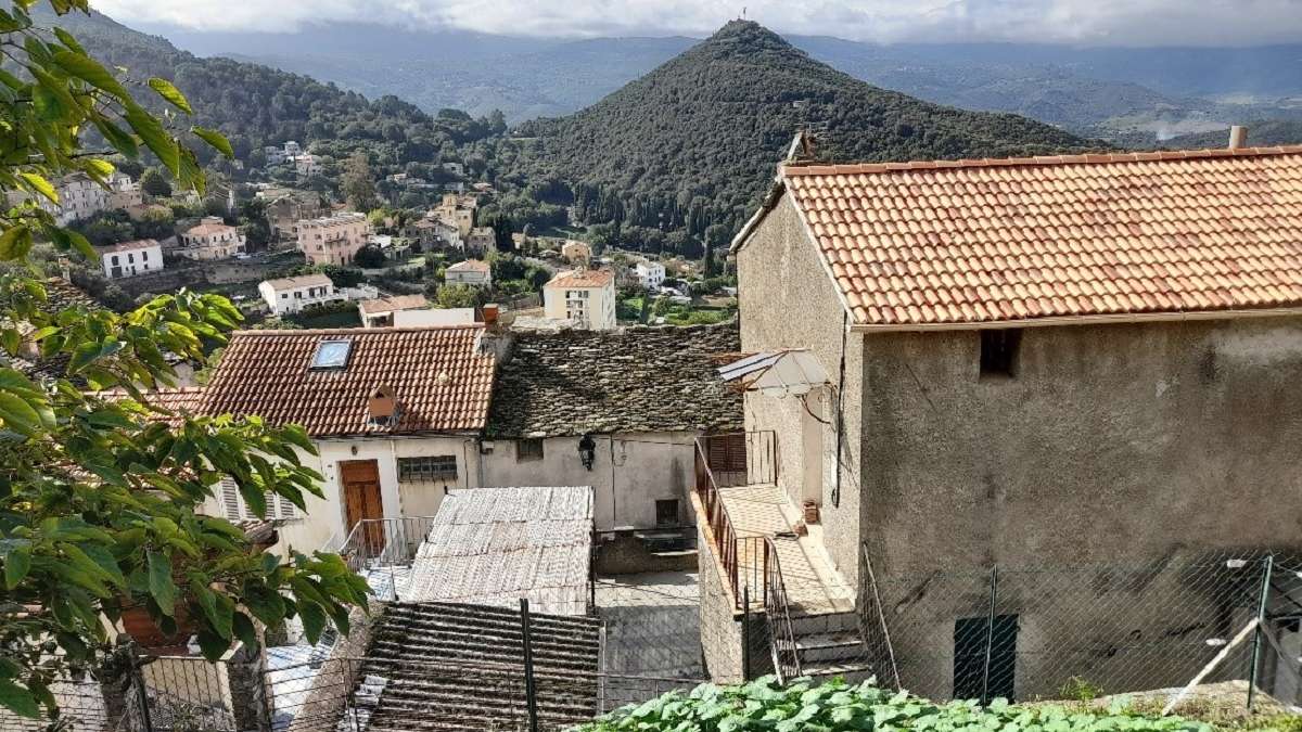 Vue sur le Nebbiu depuis le centre-village d’Oletta. Crédit : Cerema