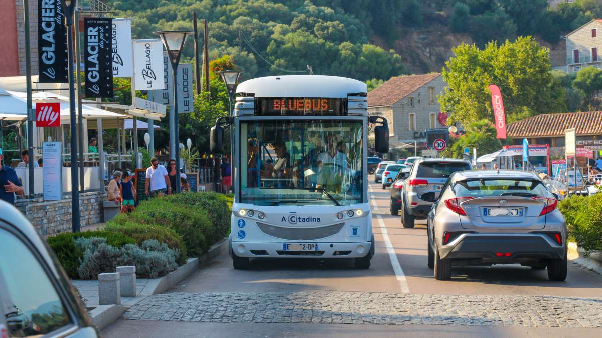 Bus dans une petite ville