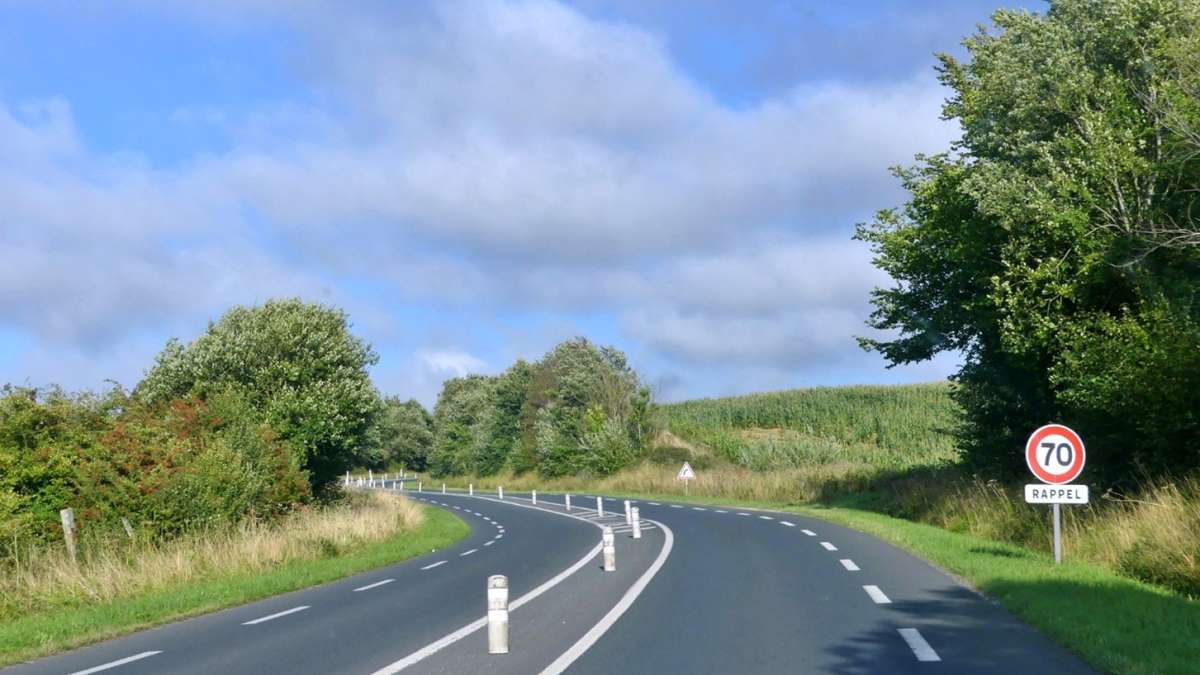 Route départementale 925, ancienne Route nationale 25, à Eu (Seine-Maritime) en direction d'Abbeville (Somme)