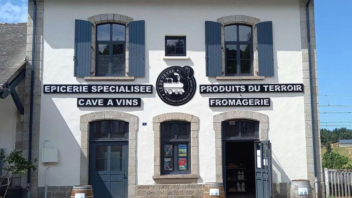 Fronton de gare rurale en France Ancienne gare d’Aumont-Aubrac en Lozère, comme elle, des dizaines de gares retrouvent une seconde vie en étant transformées en lieu de vie ou en commerce. 