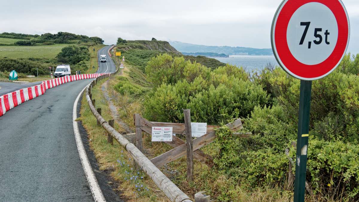 Fermeture de la route de la Corniche, près d'Urrugne, pour cause d'érosion du littoral