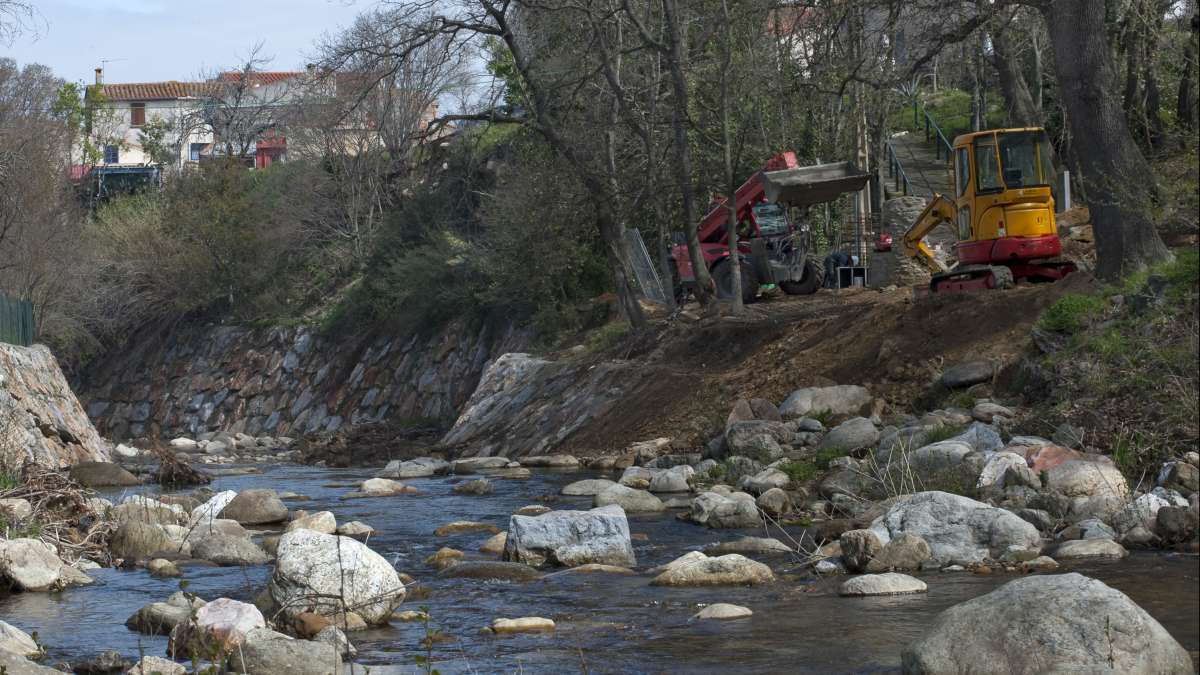 Restauration de la rivière "Le Tassio" à Sorède : berges consolidés par enrochements maçonnés