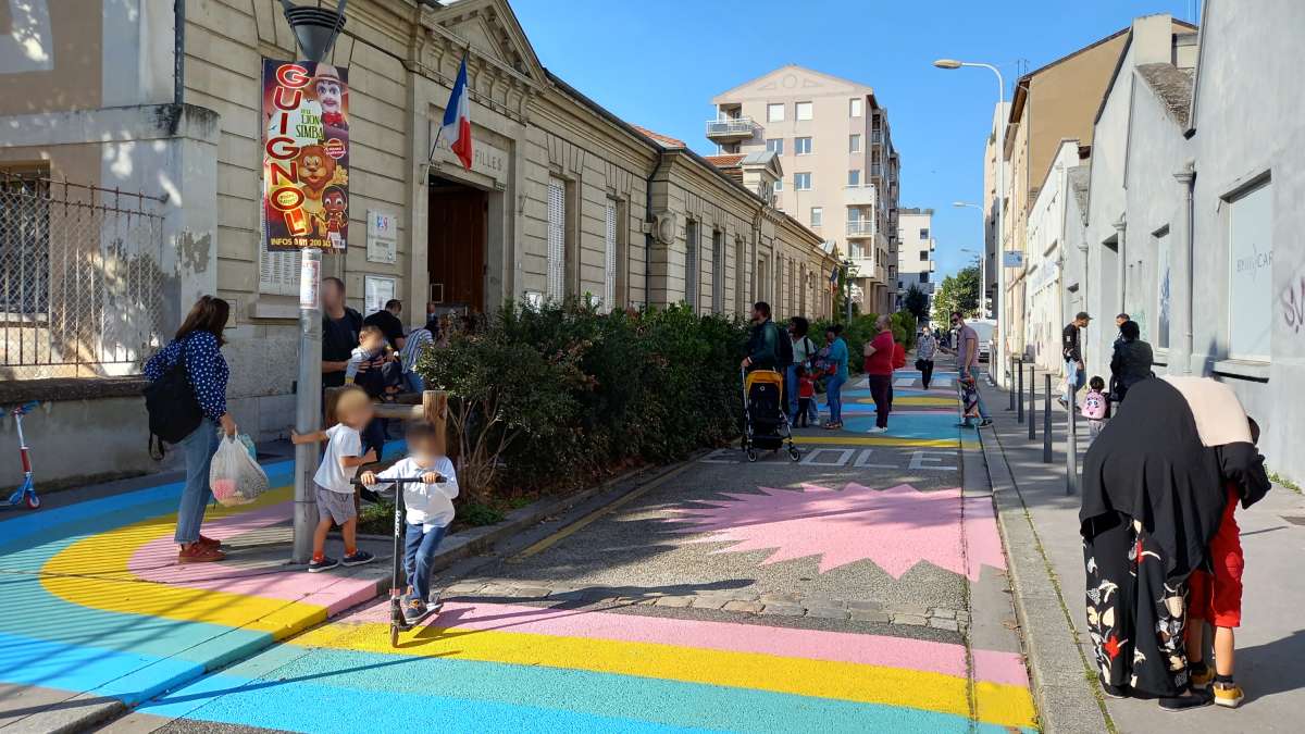Abord d'école en aire piétonne à Lyon