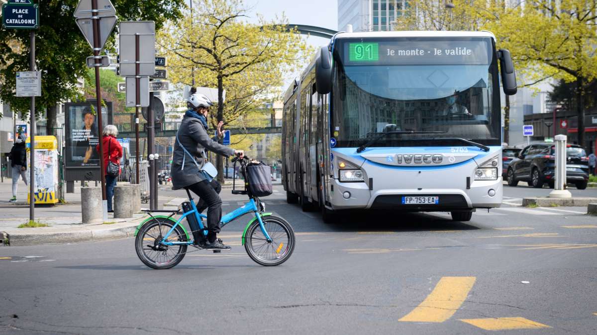 Cycliste et autobus à Paris
