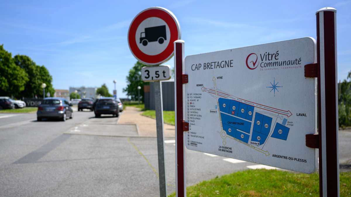 Panneau annonçant une zone d'activité à Vitré