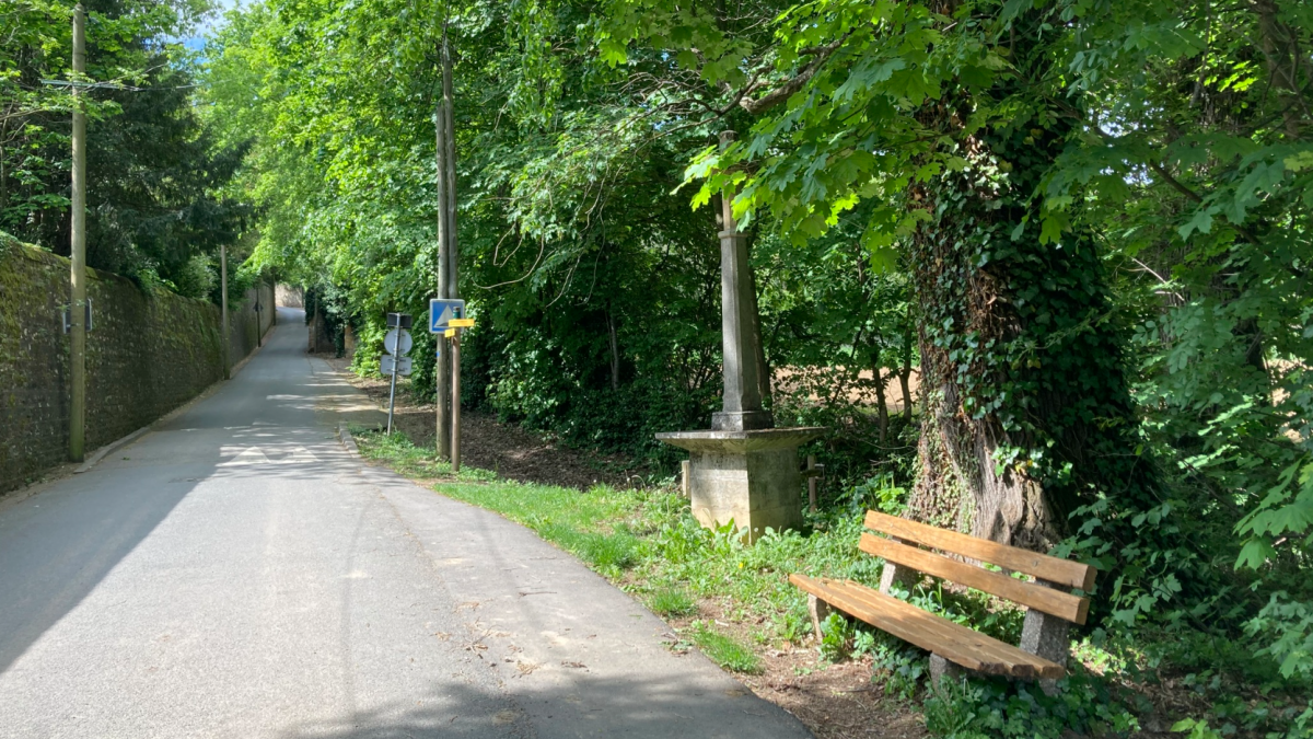Banc en bord de route en territoire peu dense