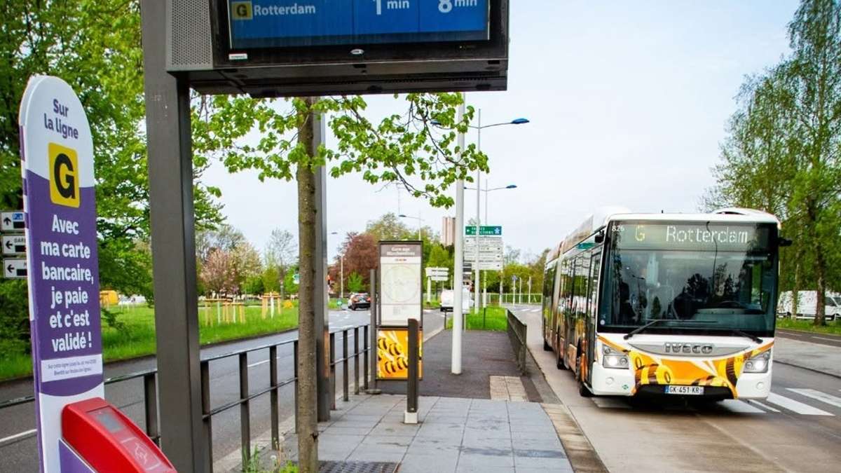 Validation d'un ticket de bus par carte bancaire avant de monter open payment